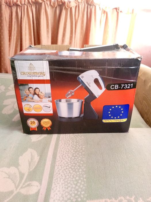 Міксер з чашею .