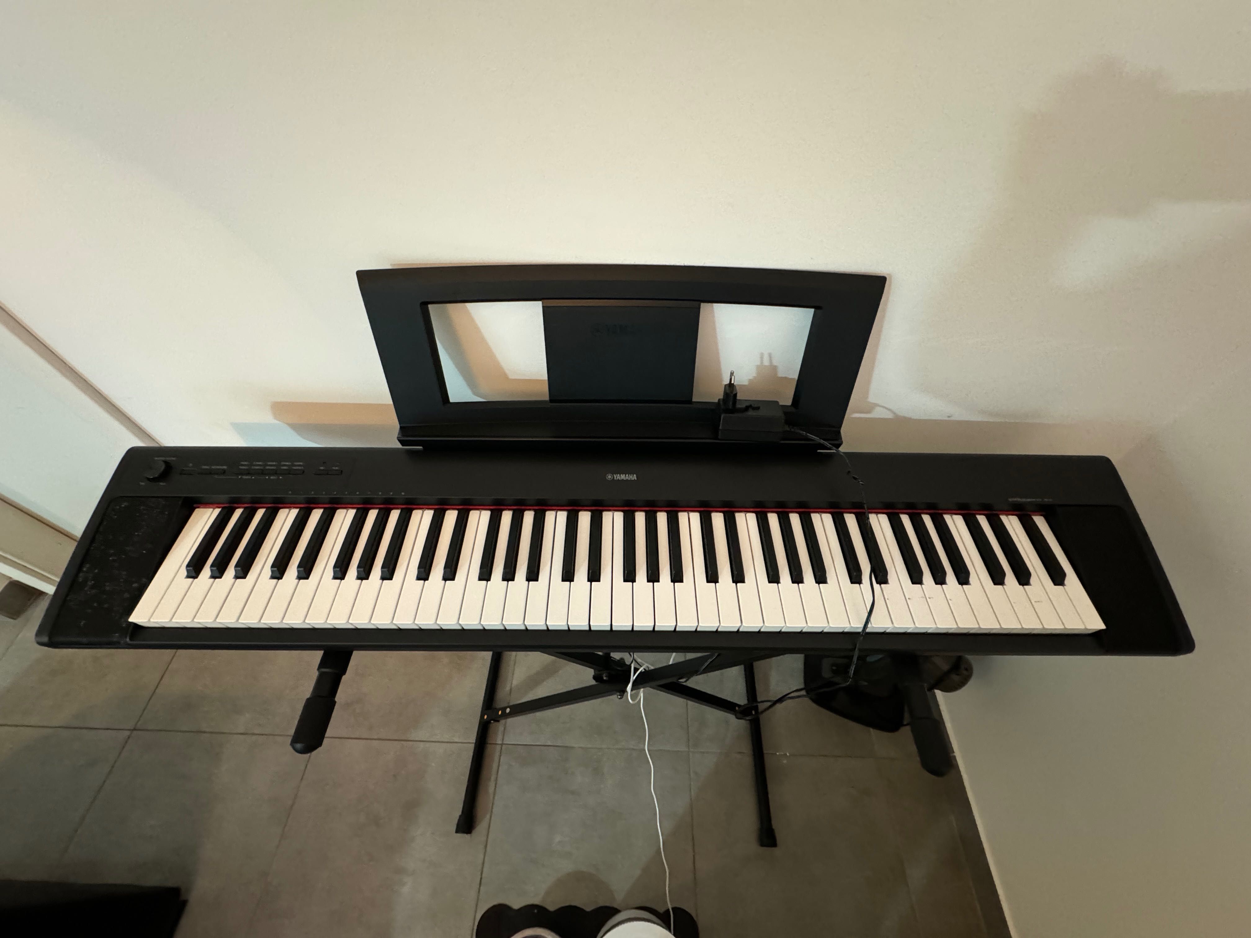 Piano Yamaha com suporte