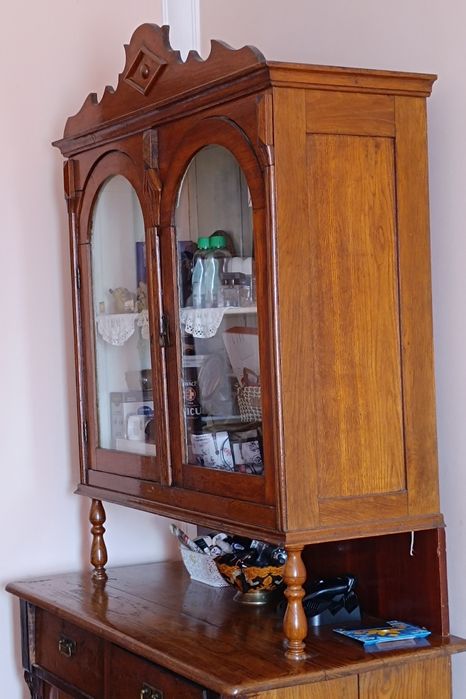 Старинный шкаф дерево