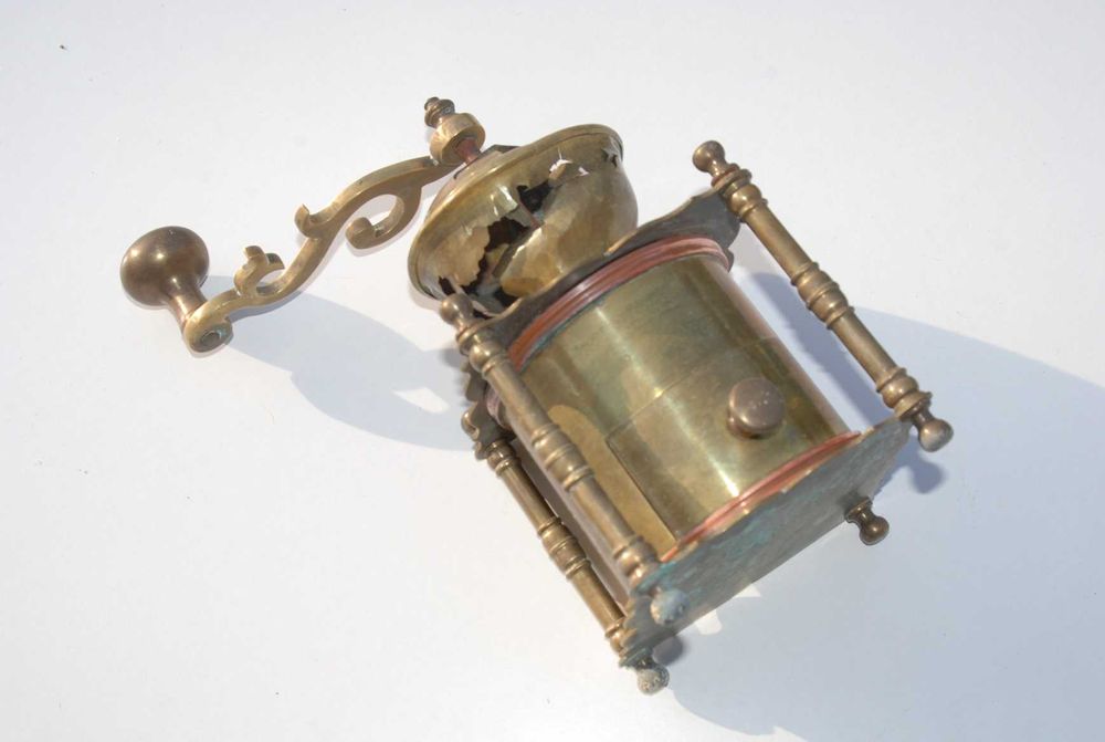 Stary młynek mosiężny Aet Deco antyk 20/30 lata