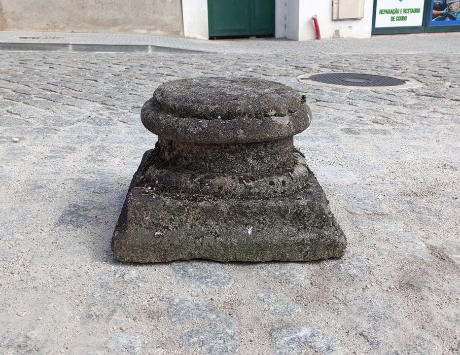 Antiga base em pedra de granito