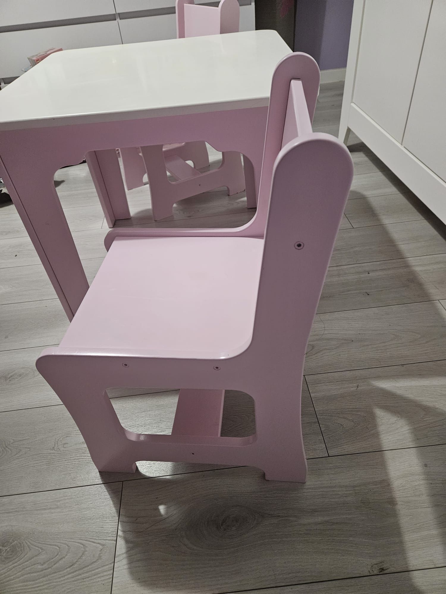 Sprzedam dziecięcy stolik z krzesełkami Baggi Design – różowo-biały