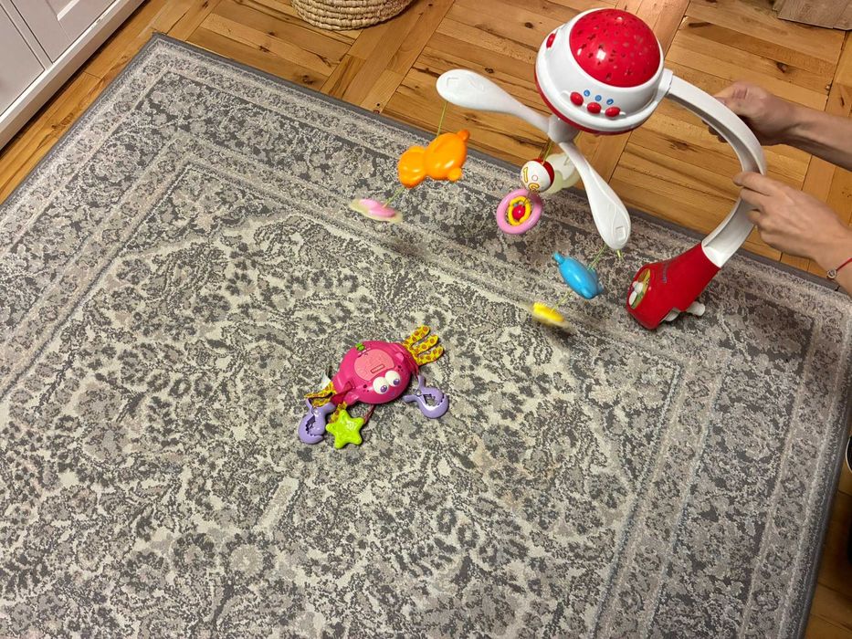 Karuzela na łóżeczko oraz wieszak na nosidełko Fisher Price