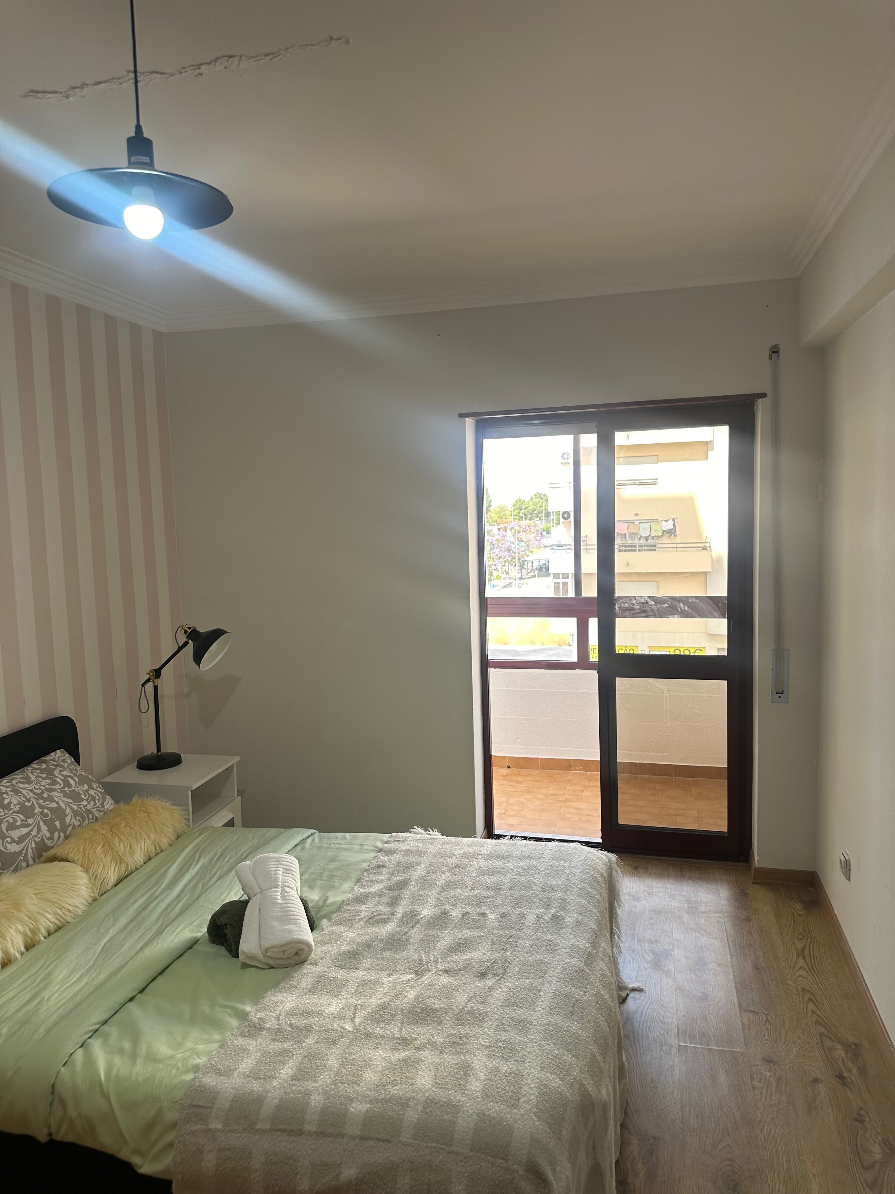 Quarto moderno e espaçoso