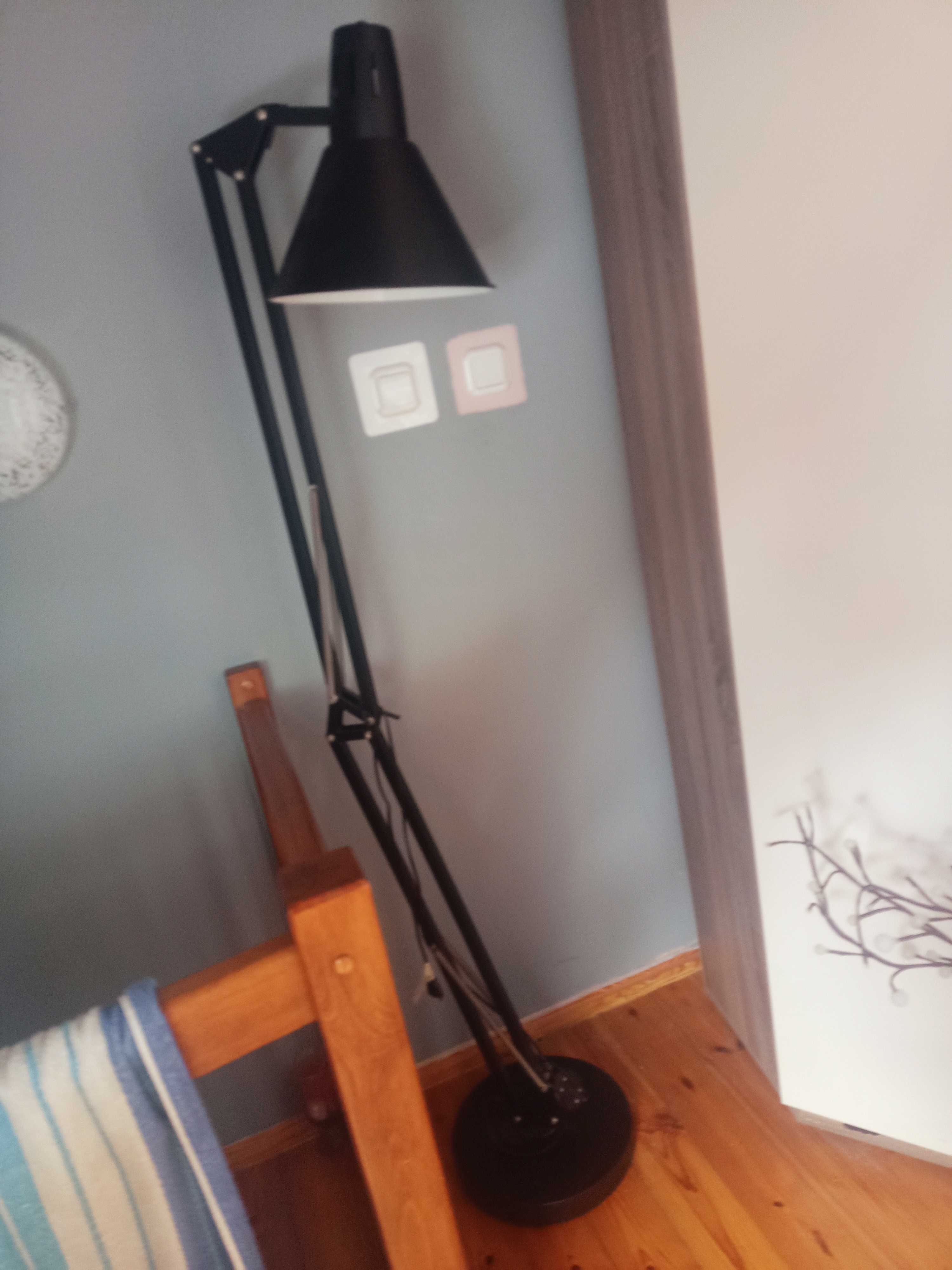 Lampa podłogowa metalowa