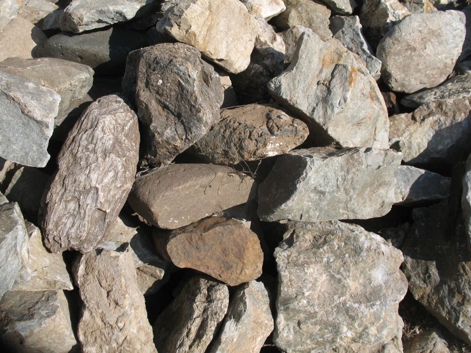 Мраморный камень (валуны, глыбы, бут)