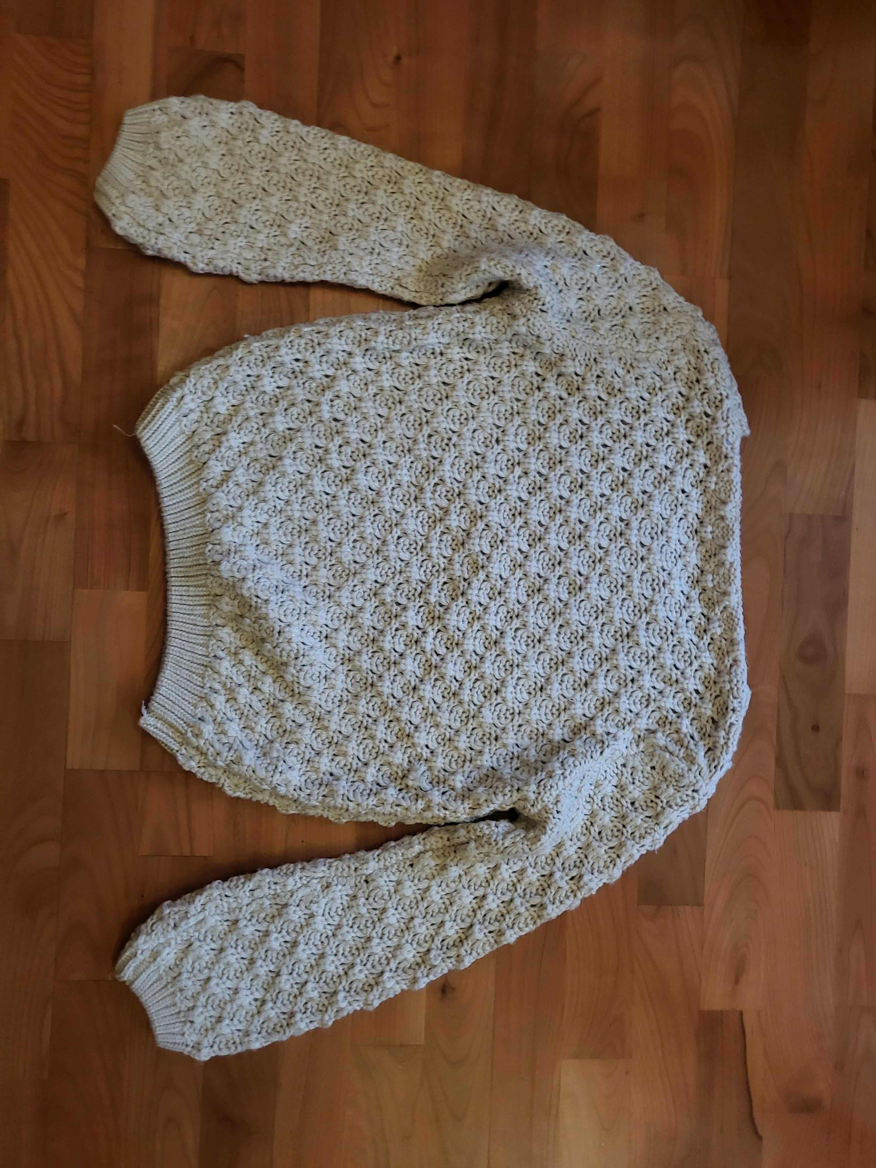 Kremowy sweter z szerokimi rękawami