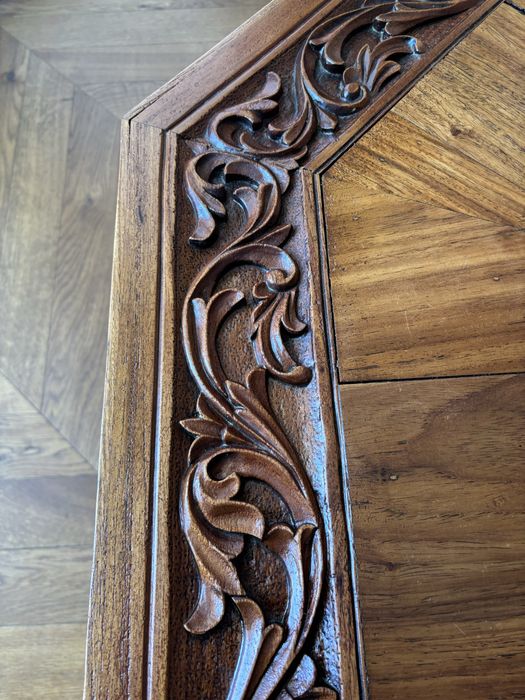 drewniana ława z marmurem