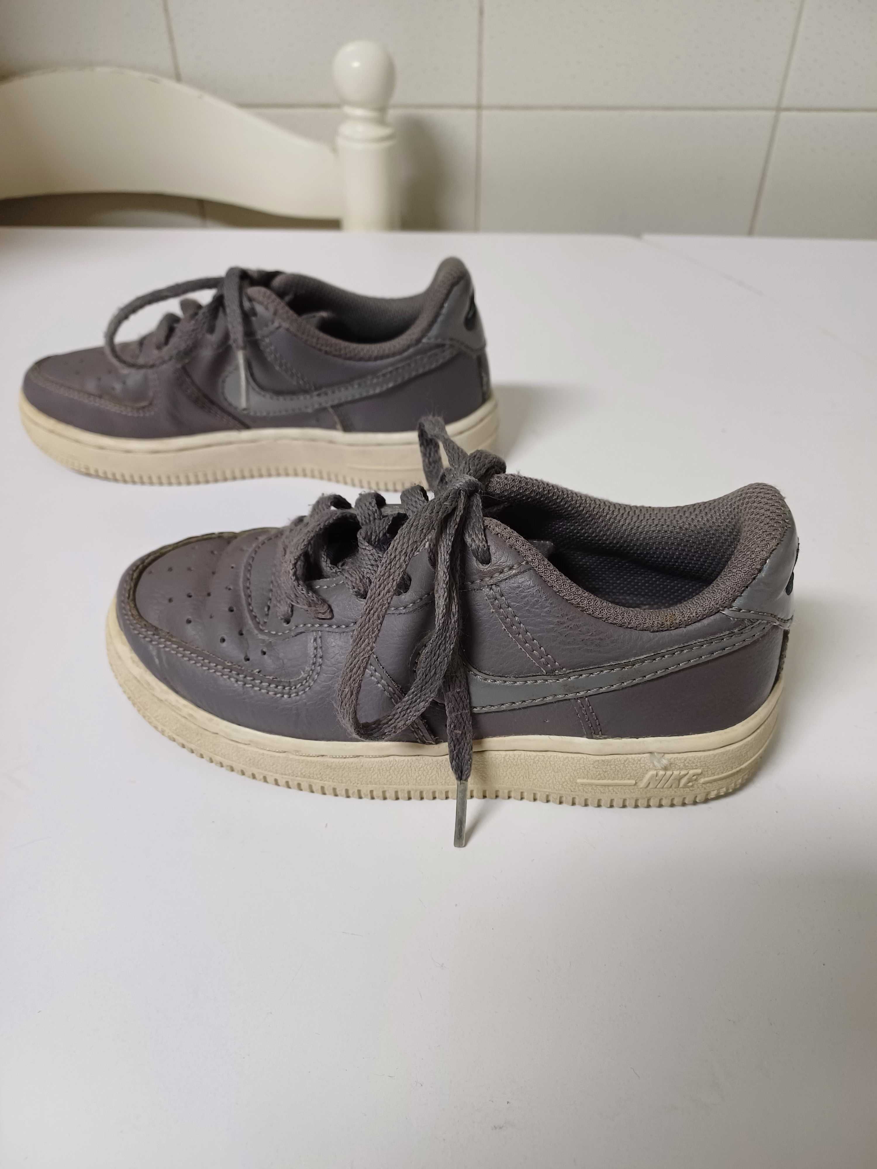Ténis NIKE cinzentos Nº28