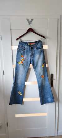 Jeansy jeans dżinsy haftowane w kwiaty W29 L33 niebieskie
