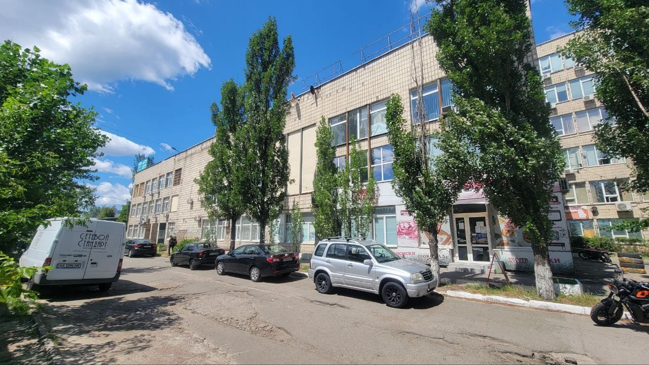 Оренда окремої будівлі / офісу 4174м2 біля метро Лівобережна