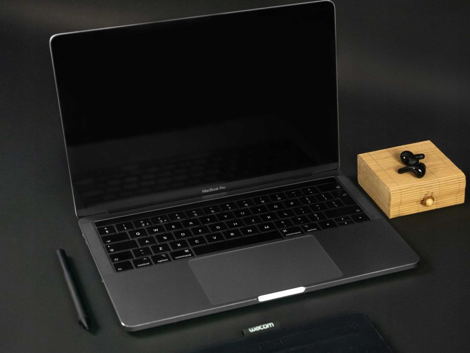 2019 rok Laptop MacBook Pro 13 intel Core i7.  Nowy Touchbar. A1989