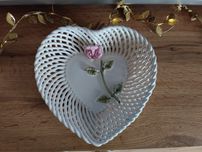 Porcelanowy koszyczek z różą