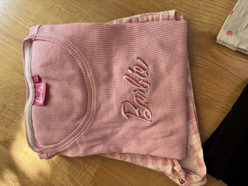3 pary leginsów 3/4 i letnia piżamka 122/128 Barbie
