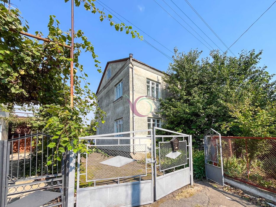 Продається окремостоячий будинок  з садом та гаражем на території.