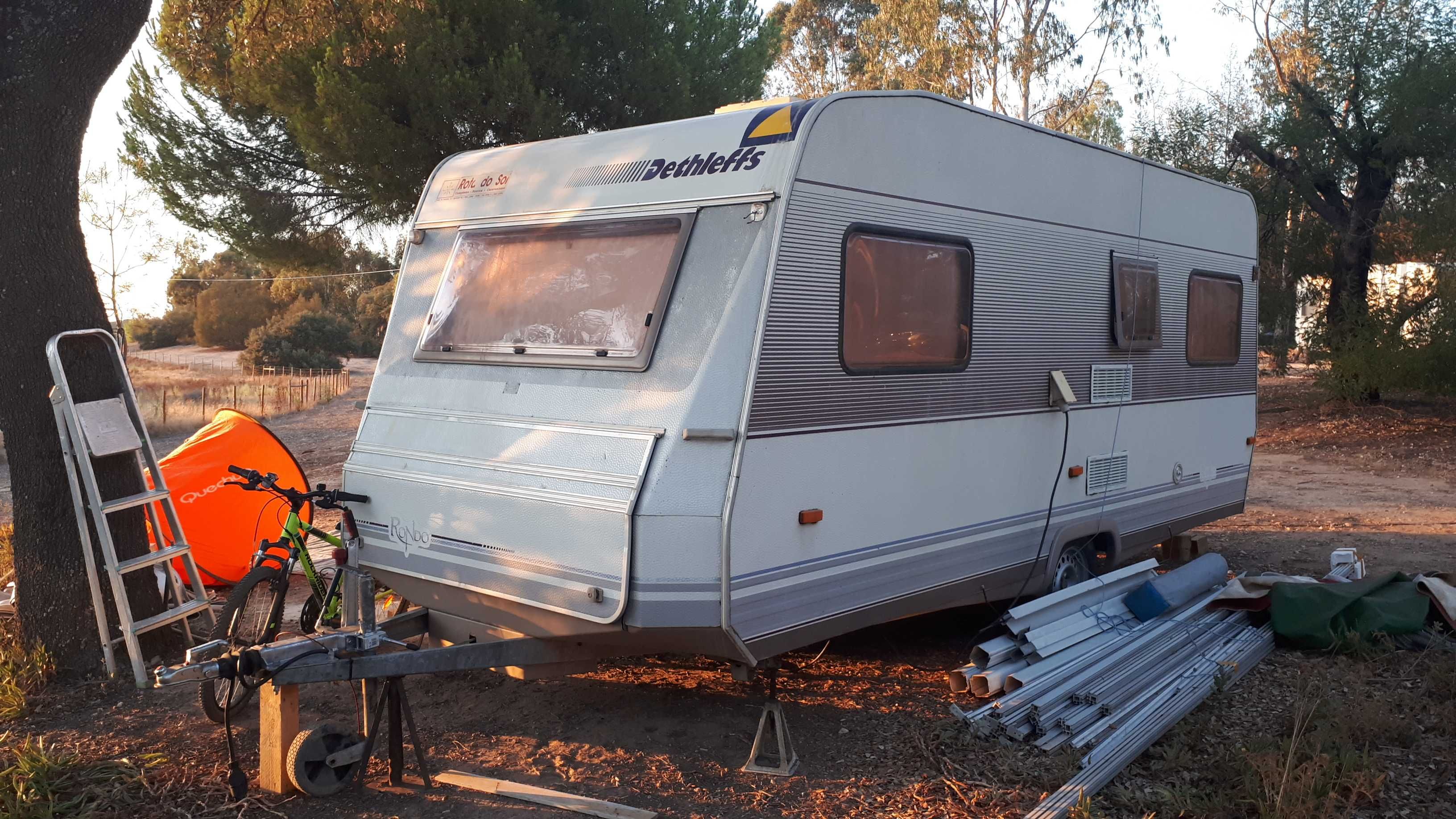 Caravana Dethleffs Nomad com avançado