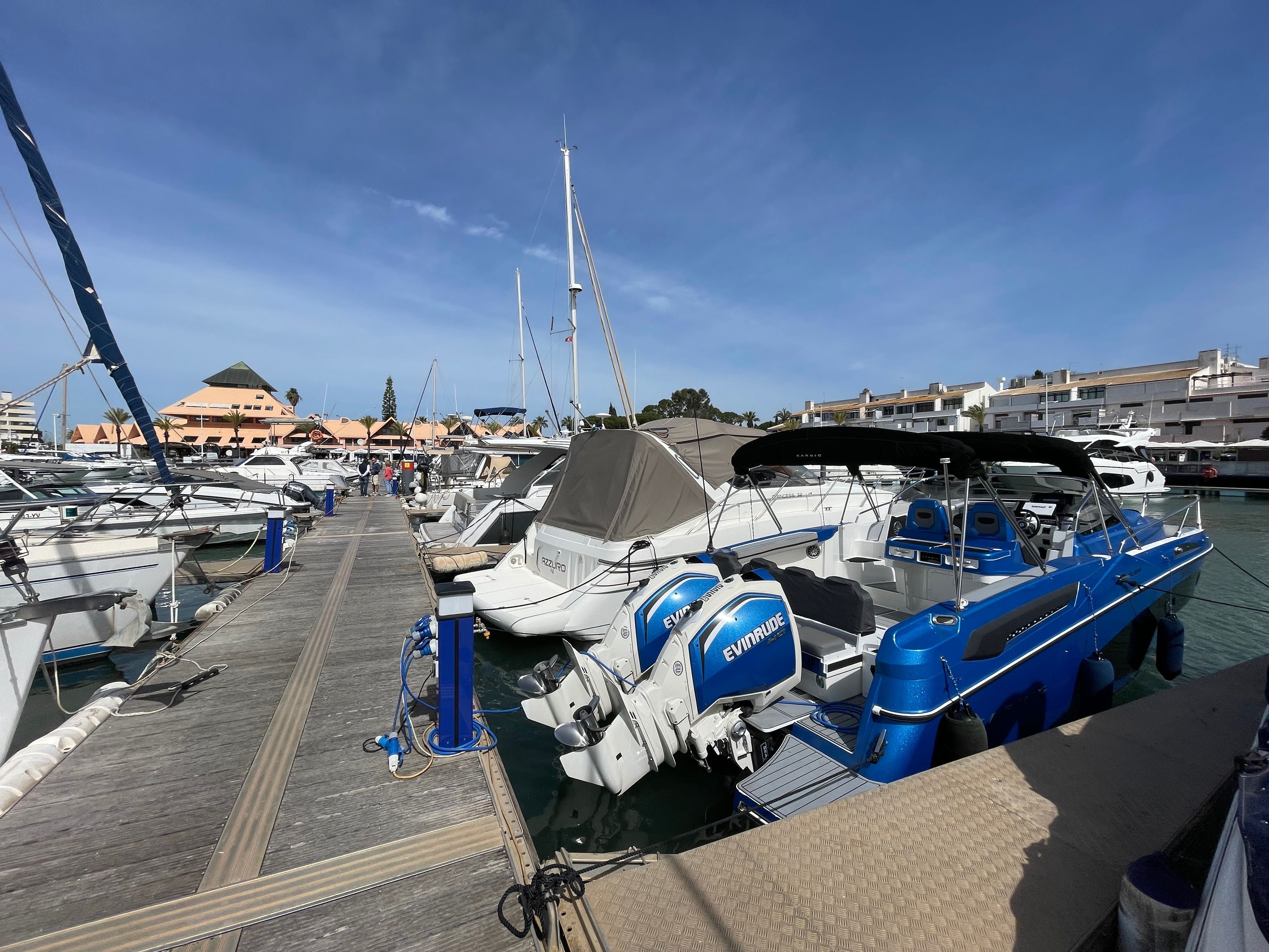 Karnic SL 800 com dois motores Evinrude