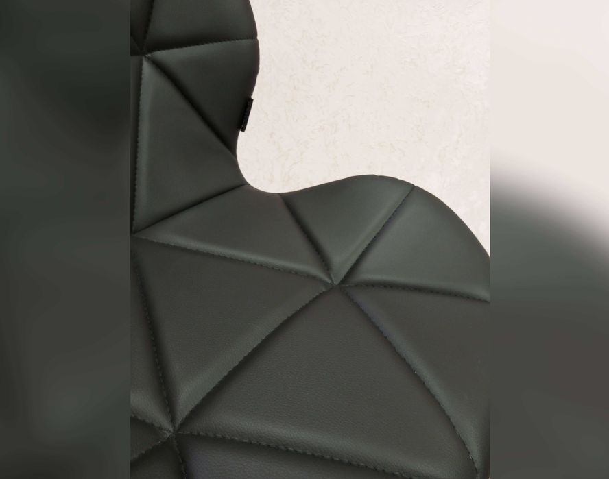 Обертове крісло офісне чорне Demure стілець комп'ютерний на калесах