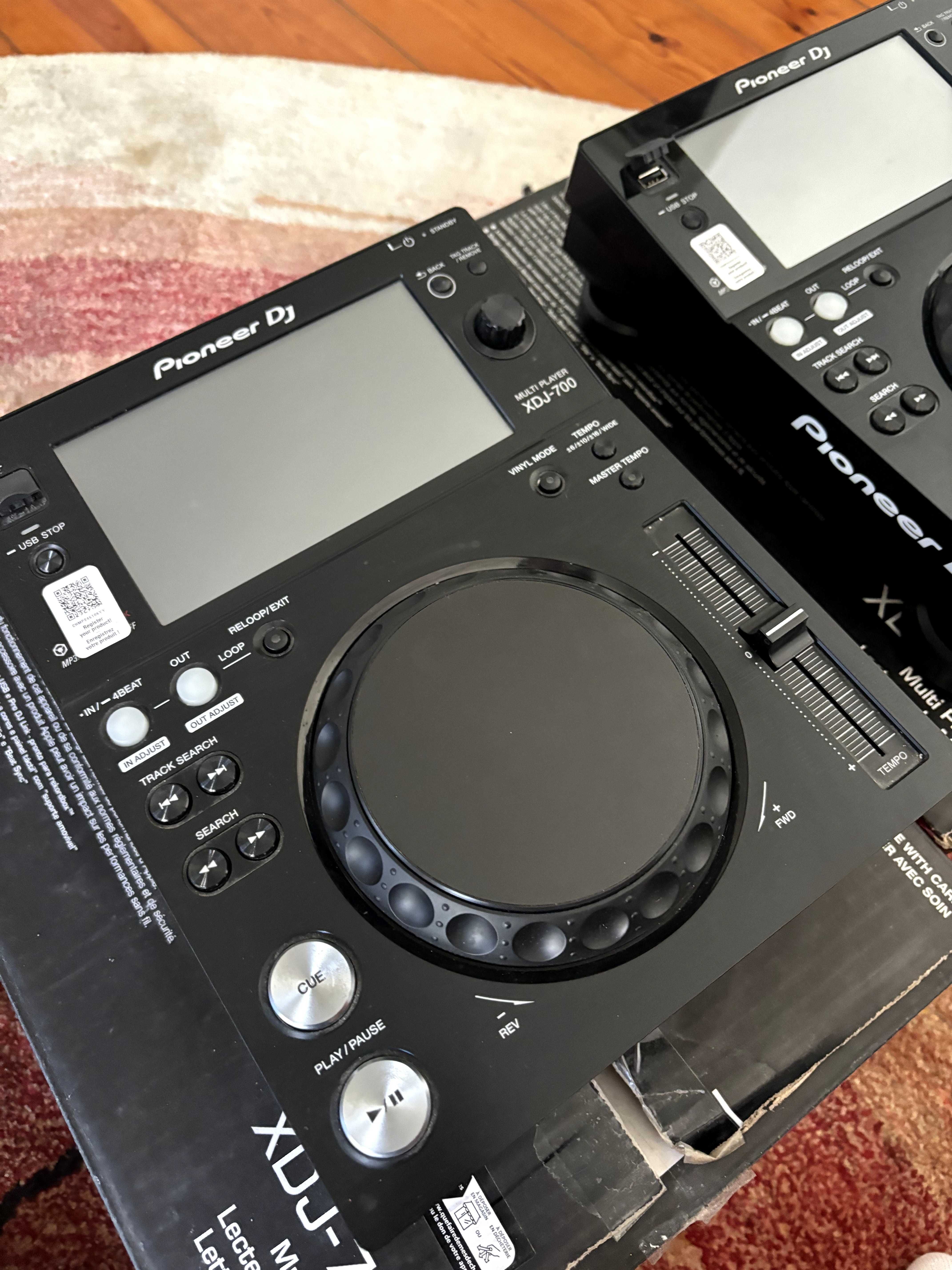 2 x Pioneer DJ XDJ 700