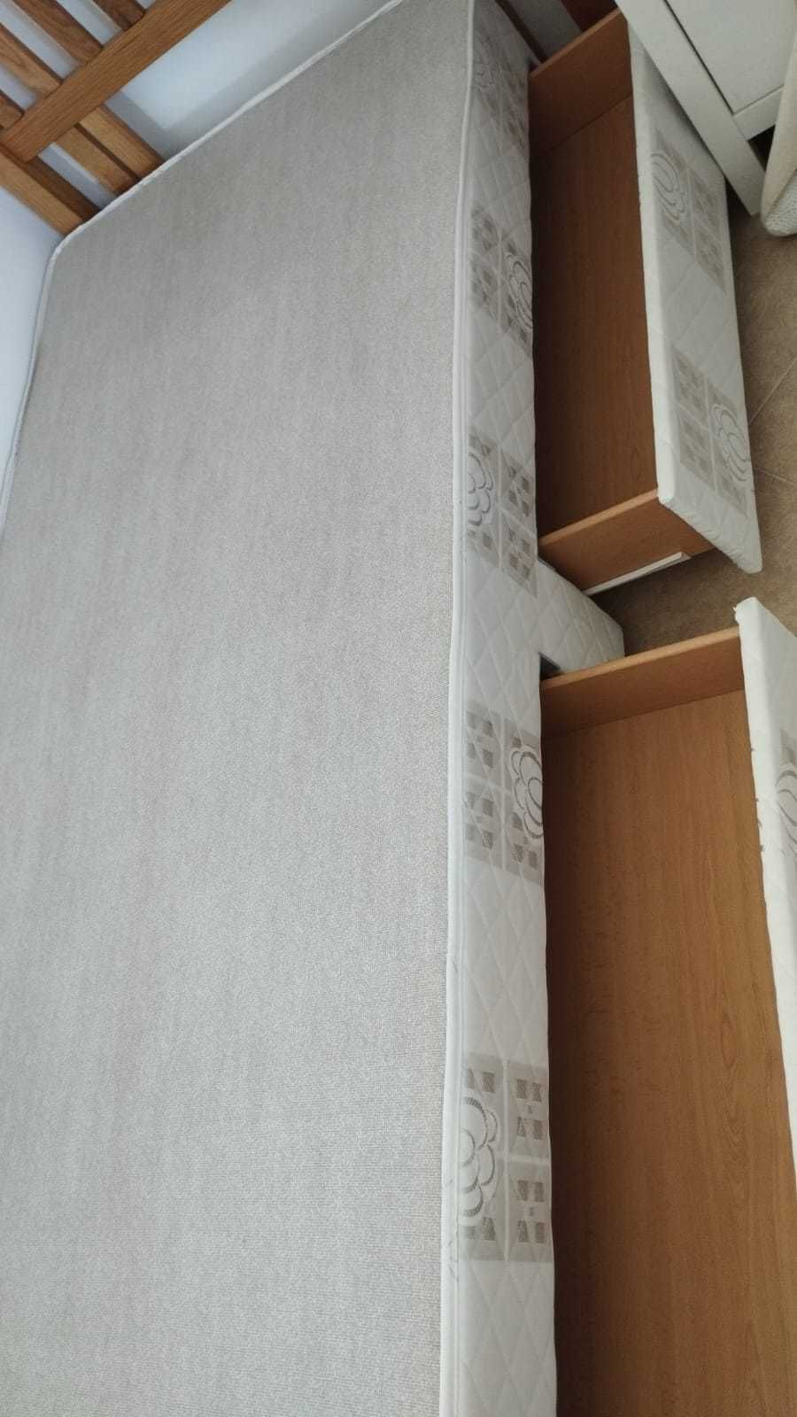 Sommiercama solteiro com gavetas, colchão e cabeceira em madeira