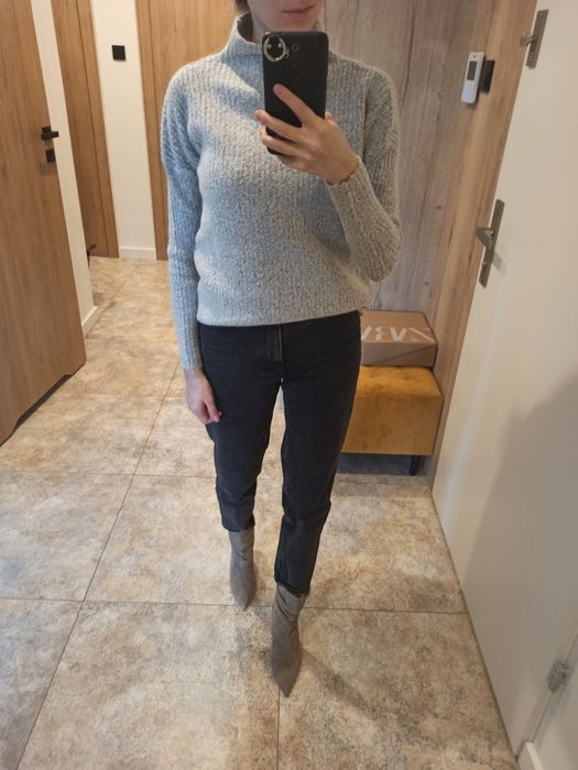 Szary sweter oversize