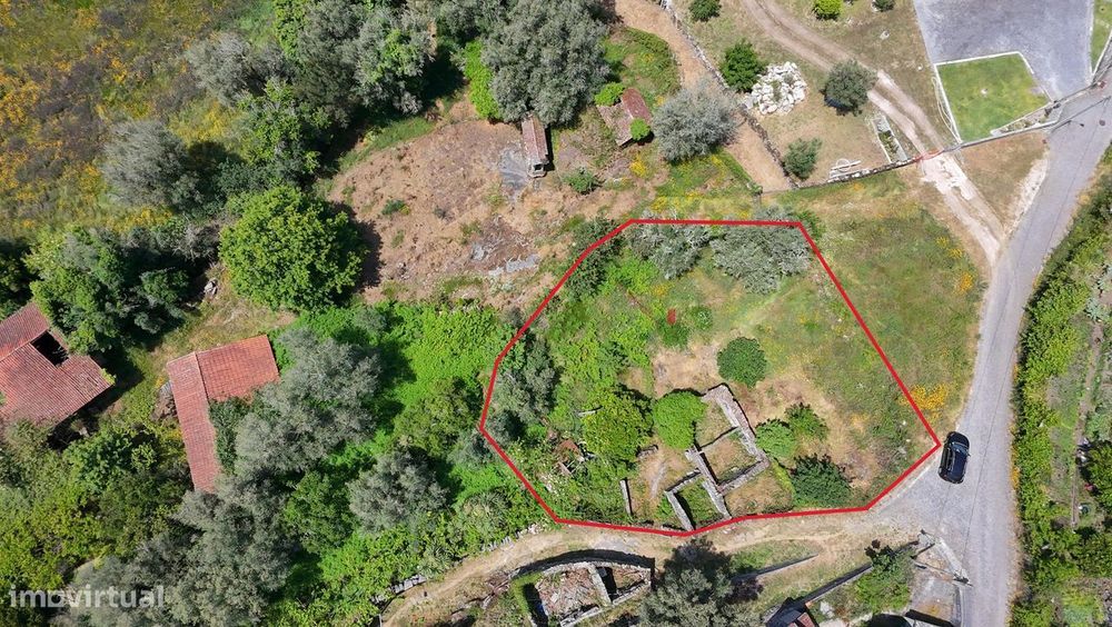 Terreno de 700m2 c/ Ruina