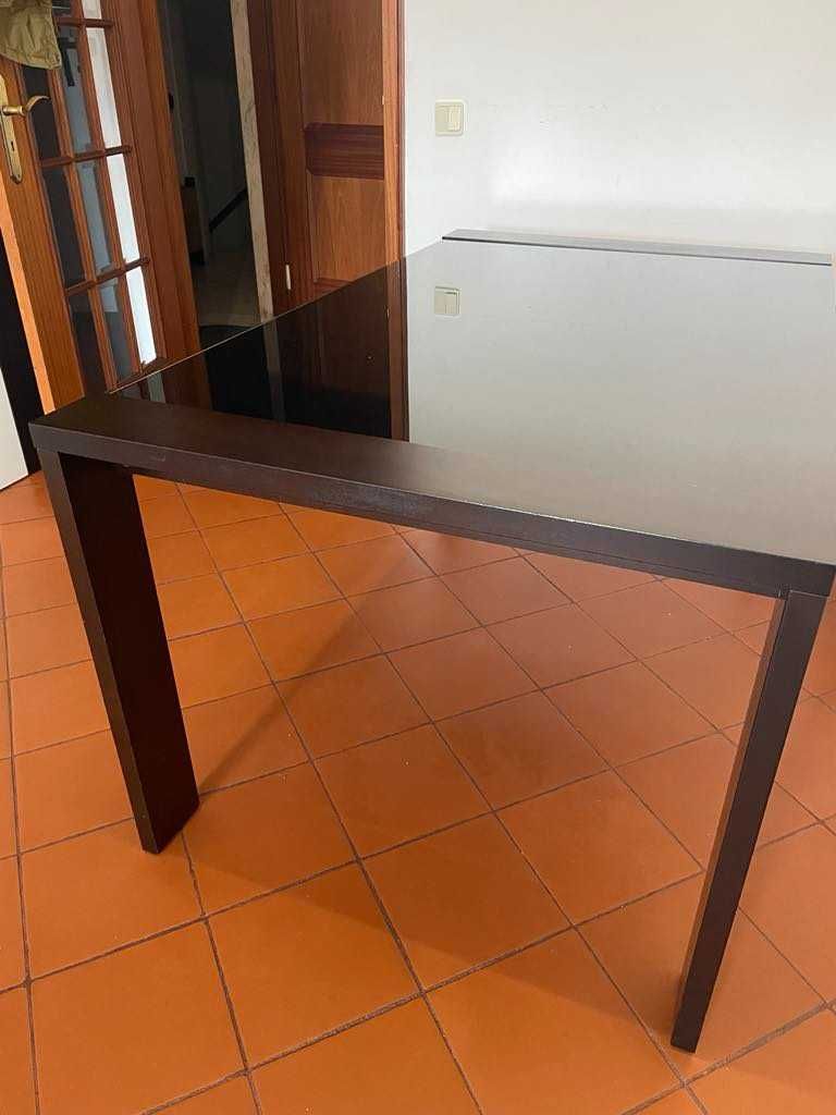 Mesa de sala extensível com quatro cadeiras