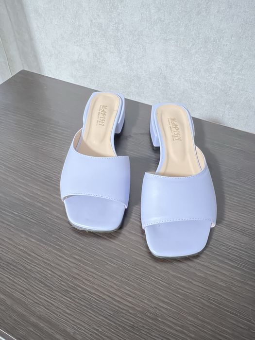 Шлепки кожаные цвет лаванда обуты один раз