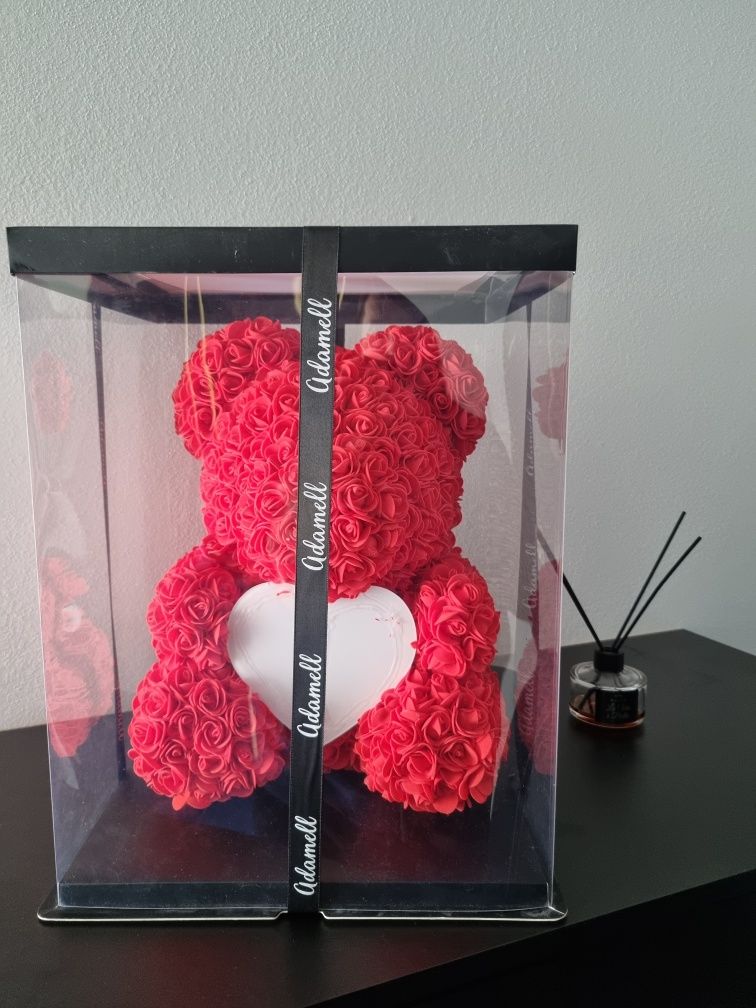 Miś z róż w pudełku 40 cm z miejscem na swoje zdjęcie