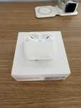 Apple AirPods Pro 2 z etui ladujacym do iPhone