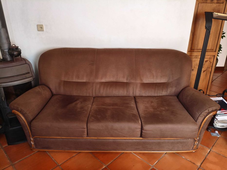 Conjunto Sofá + Poltronas em Pele - Estilo Clássico, Forrado de Novo