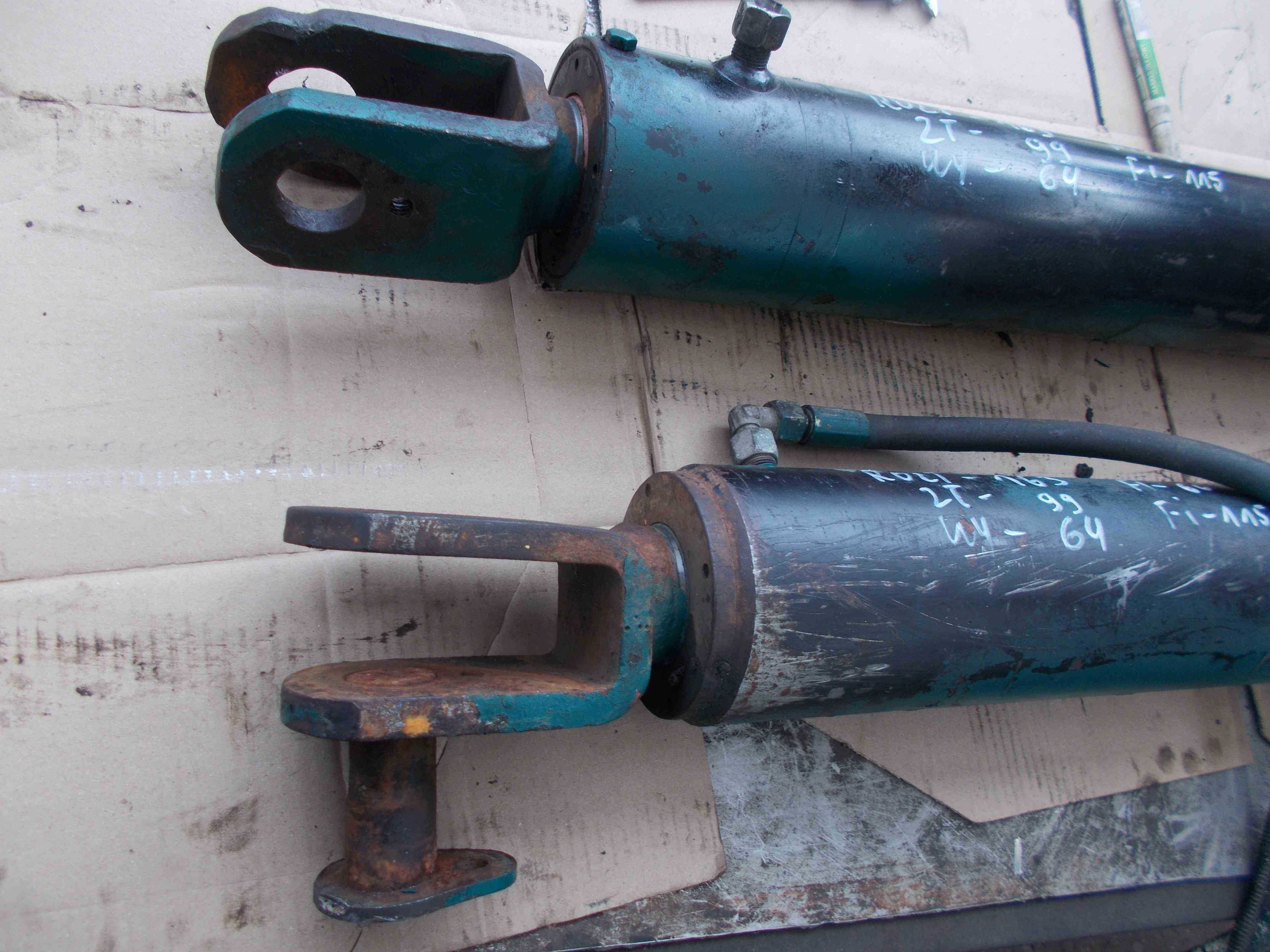 Siłownik hydrauliczny dwustronnego działania 163cm rozłożony