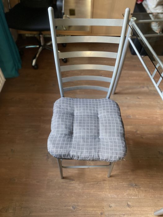 Szklany stół i 4 krzesła ( 120 x 76 x 76 )