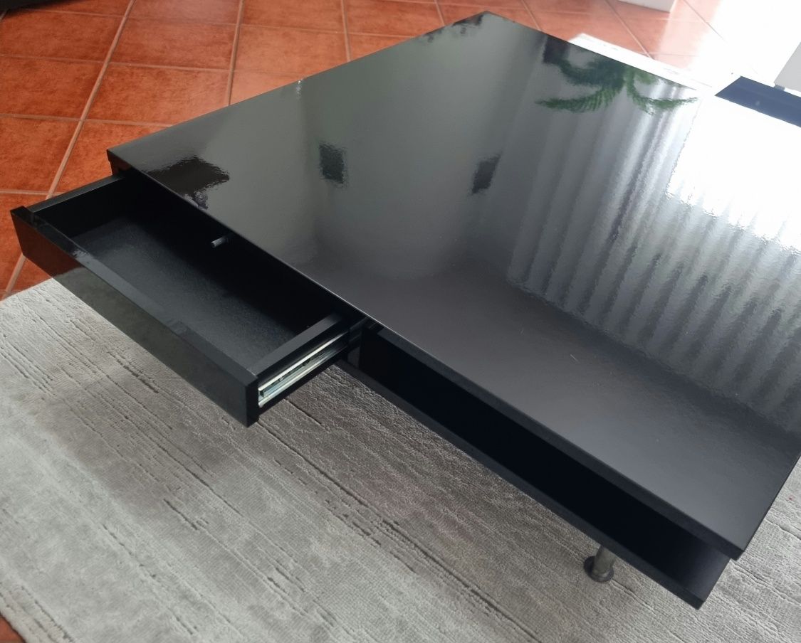 Mesa de centro da ikea em ótimo estado, em preto  brilhante C/Nova