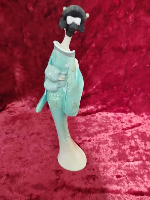 Статуэтка  японка..