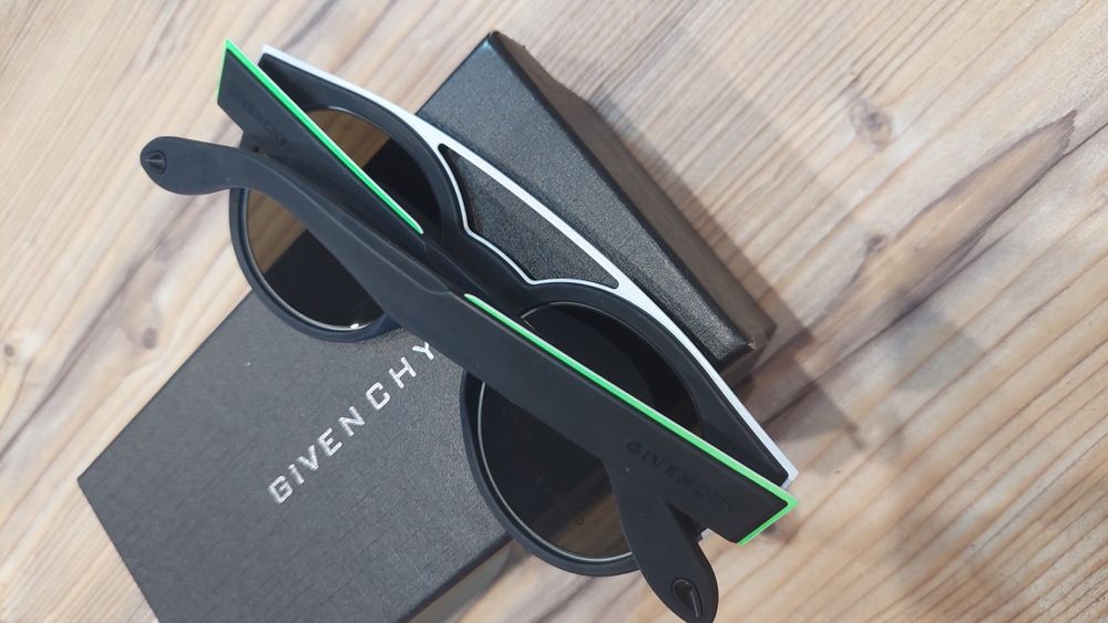 Яскраві і округлі сонцезахисні окуляри  GV7017/S 8VWEJ Givenchy!