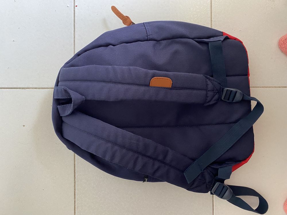 Mochila azul/vermelha