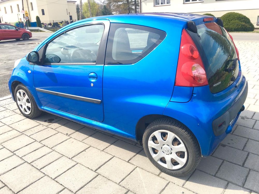 Peugeot 107 niebieski
