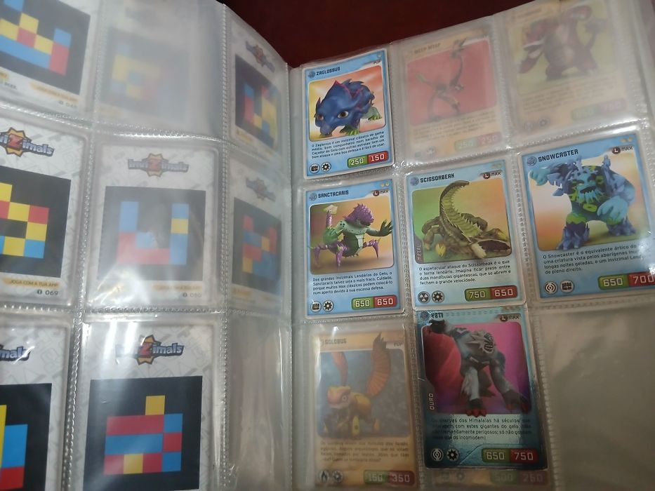 Caderneta Invizimals incompleta