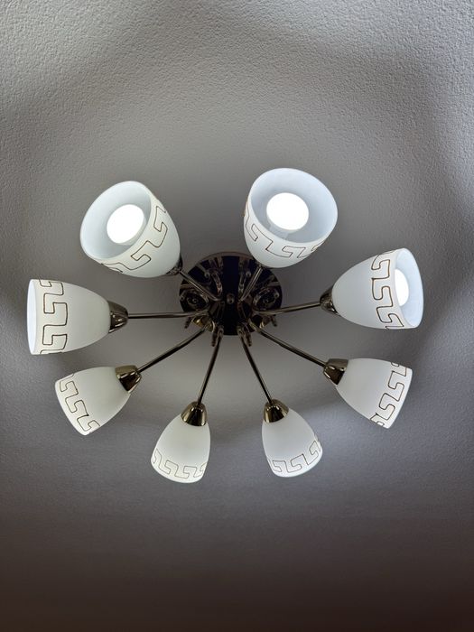 Люстра   потолочна   на   8 плафонів