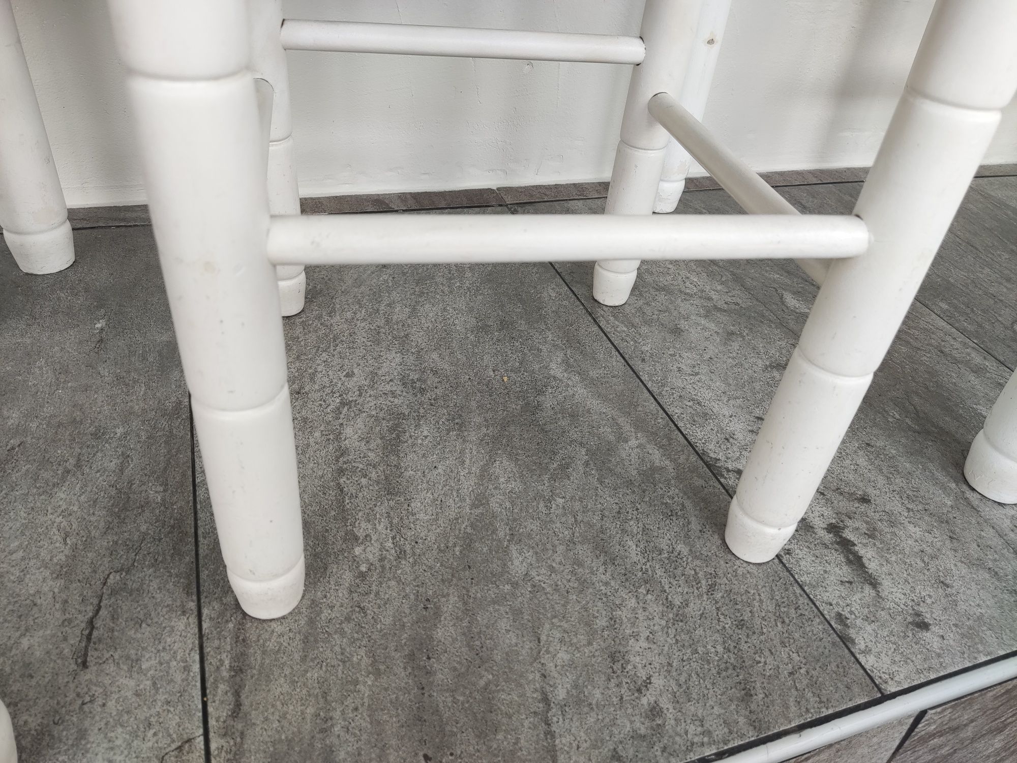 Mesa de cozinha com cadeiras e banco