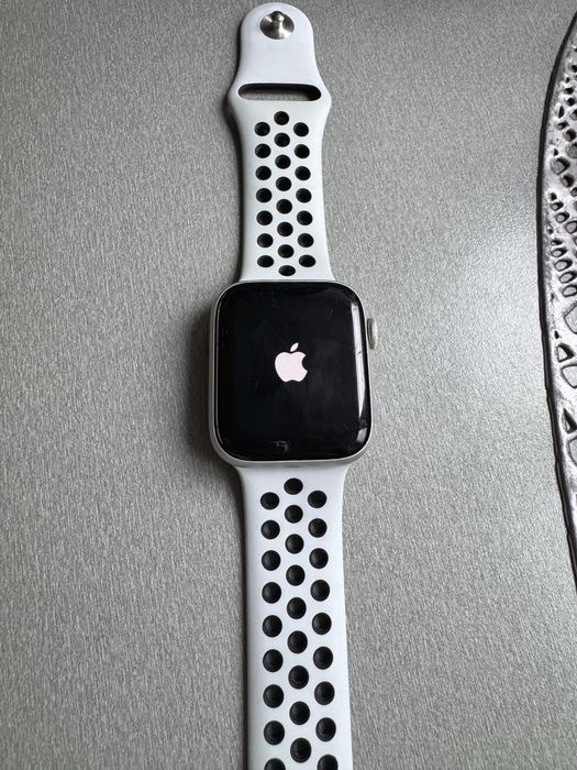 Продам Apple Watch 5 Nike edition 44mm