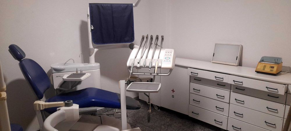 Clínica Dentária, (Recheio) Cadeira e equipamentos de Med. Dentária