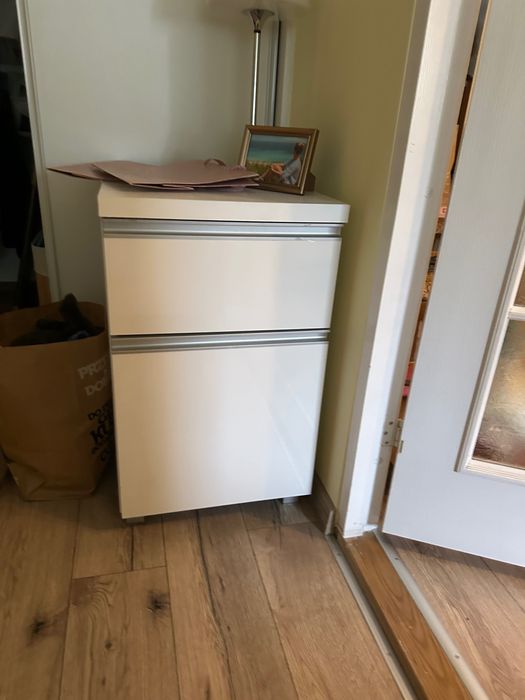 Zestaw białych mebli w bardzo dobrym stanie