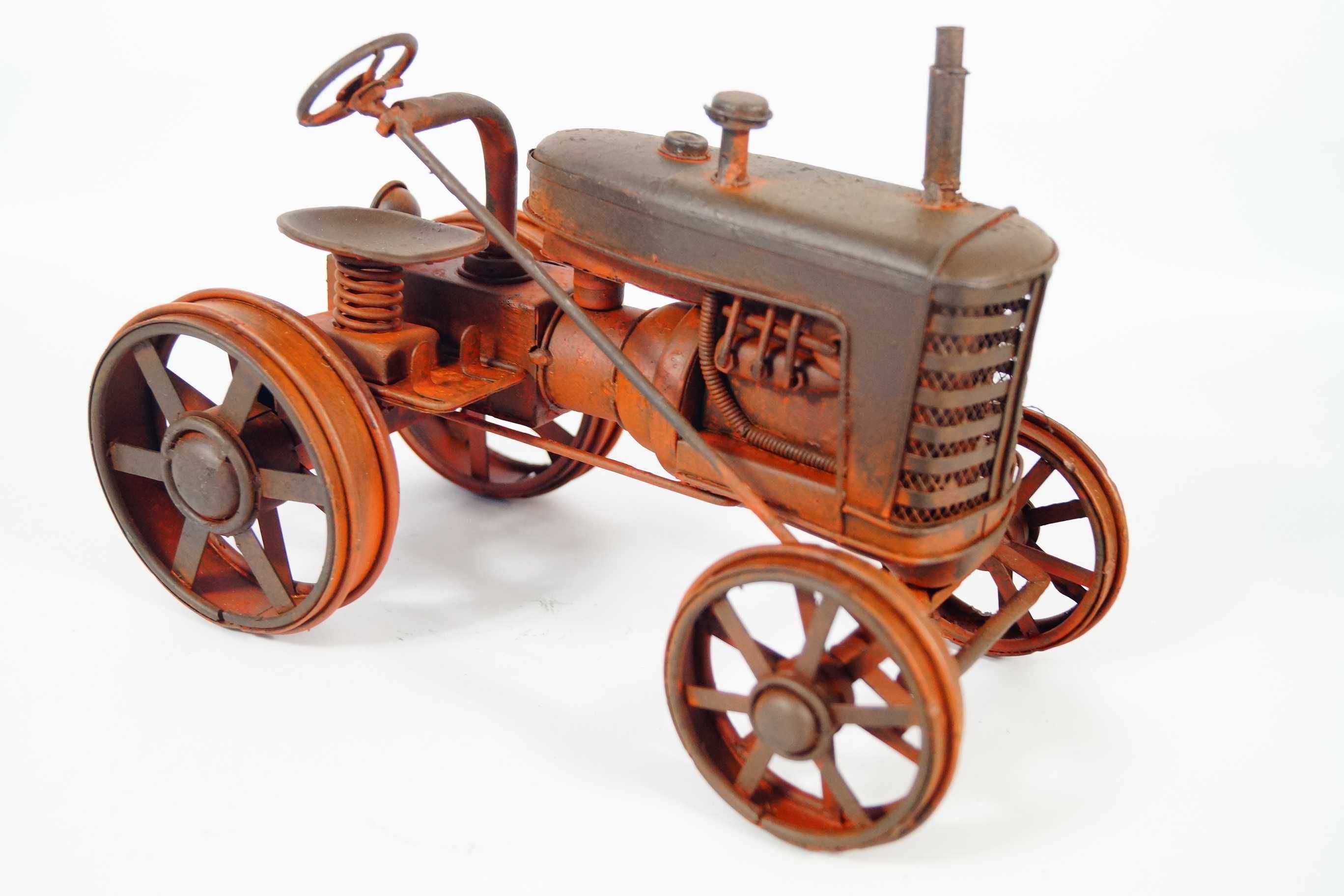 Metalowy pojazd traktor - rekwizyt stary model