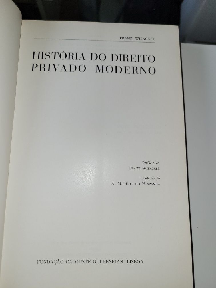 Livros de direito, da Fundação Calouste Gulbenkian, 10€ cada