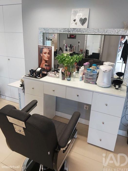 Loja / Estabelecimento Comercial em Caniço de 192,00 m2