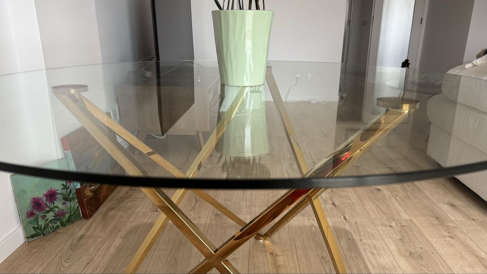 Mesa moderna e com tampo de vidro sem nenhum dano no vidro.