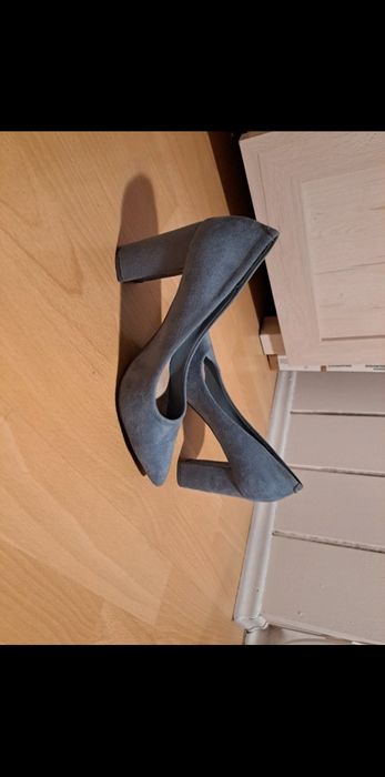 Niebieski buty na słupku