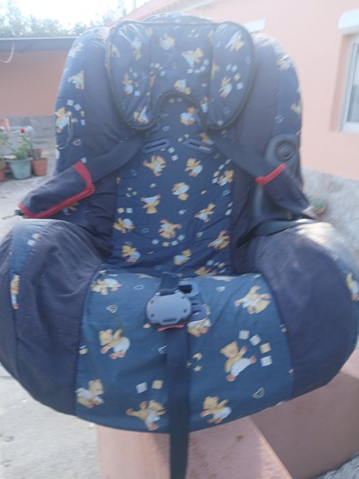 Cadeira de criança, segura  com as proteções  todas.